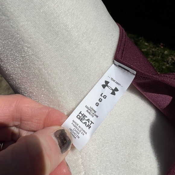 Lot of 2 Under Armor athletic tanks Size Large - Picture 8 of 8